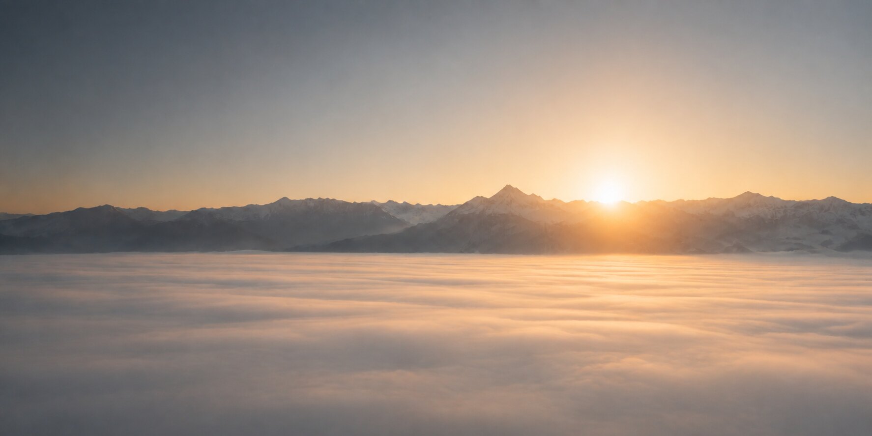 Alpenpanorama über einem ruhigen Wolkenmeer bei Sonnenaufgang